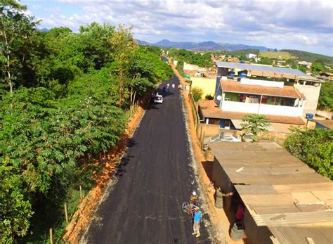 Moradores da Avenida A em Revés do Belém comemoram a pavimentação