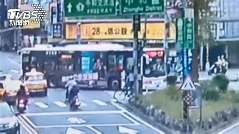 又一起！婦過馬路「被公車撞倒」 消防隊員路過急救人│公車撞人│車禍│意外│視線死角│tvbs新聞網