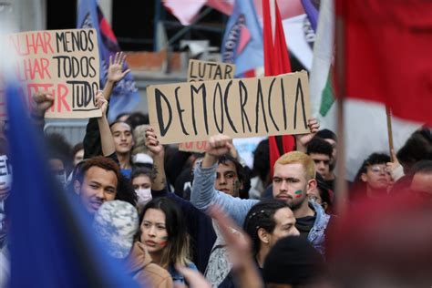 Movimentos Sociais E Estudantes Fazem Protesto Pela Democracia Na