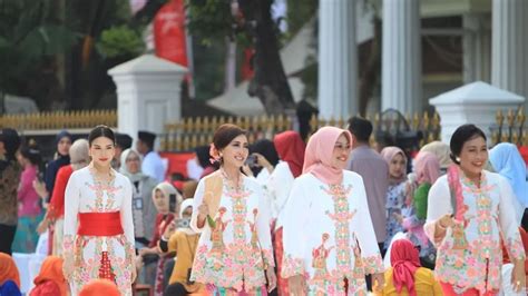 Momen Menteri Perempuan Kompak Pakai Kebaya Encim Saat Melenggang Di