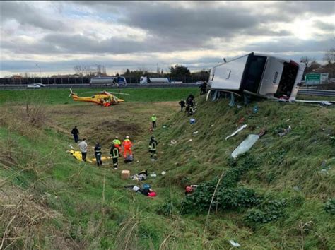 FOTO VIDEO COD ROȘU Un autocar cu români între care și copii