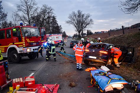 06 03 2022 06 29 Uhr Verkehrsunfall Mit Eingeklemmter Person In