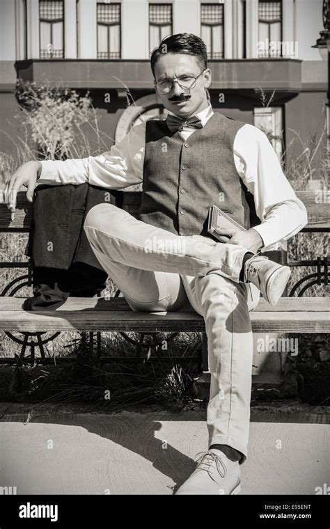 El Hombre En Traje Con Gafas Y Bigotes Celebraci N Libro En Old Town