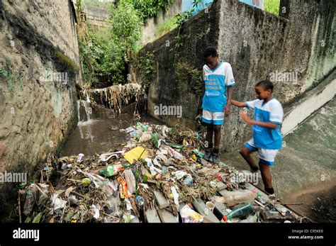 Bewohner Des Favela Fotos Stockfotos Und Bilder Kaufen Alamy