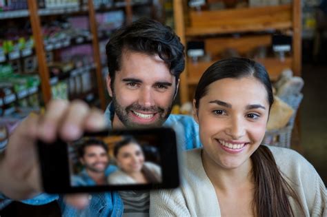 Feliz Pareja Tomando Un Selfie Foto Premium