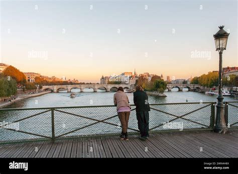 Paris Bridge Pont Hi Res Stock Photography And Images Alamy