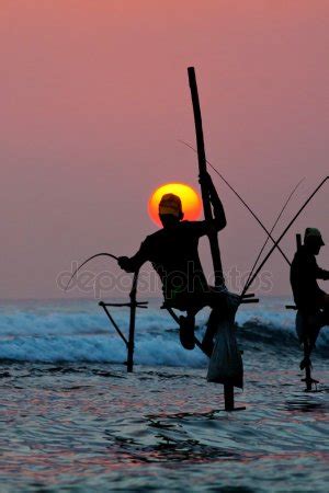 Siluetas De Los Pescadores Tradicionales Al Atardecer Cerca De Ga 2024