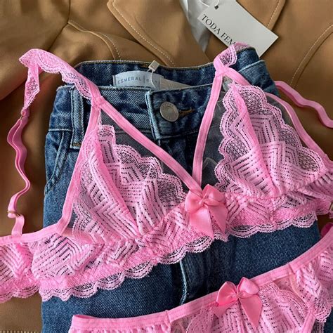 Conjunto de lingerie em renda sutiã bojo e calcinha string dupla fio dental romance
