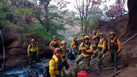 Brigadistas De Diamante Combaten El Fuego En El Parque Nacional Los Alerces