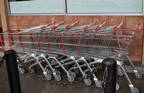 Ukradli spod Tesco na Zagórskiej aż 60 wózków sklepowych Sprzedali