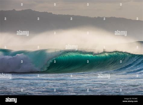 A Late Season Swell On The North Shore Of Oahu Stock Photo Alamy