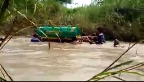 Viral Warga Gresik Bawa Keranda Jenazah Lewat Sungai Karena Tak Ada