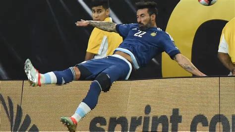 Lavezzi tropezó con la valla publicitaria y sufrió una fea lesión