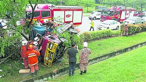 罗里失控撞树翻覆．邓锦昌遭夹毙 地方 大柔佛 星洲网 Sin Chew Daily