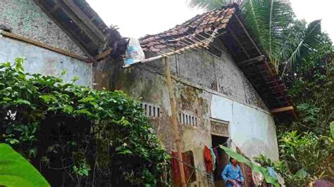 Lapuk Dimakan Usia Rumah Janda Di Baregbeg Ciamis Nyaris Ambruk