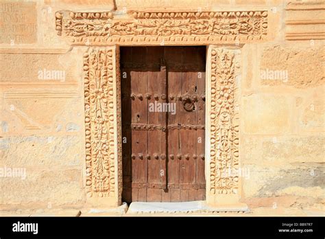 Porte d entrée du minaret de la grande mosquée de Kairouan en Tunisie