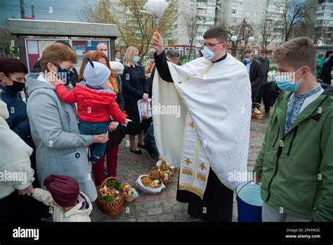 Un Sacerdote Ucraino Benedice I Credenti Vicino Alla Chiesa Greco