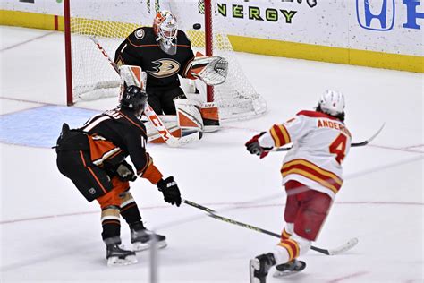 Anderssons Ot Goal Gives Flames 3 2 Win Over Ducks Ap News