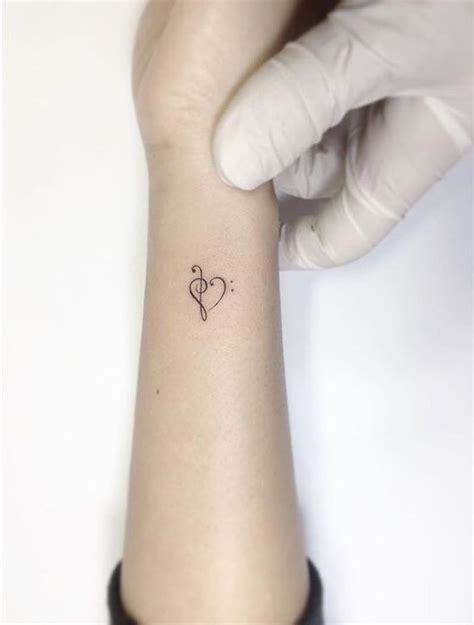 29 idées de tatouages poignet discrets pour femme