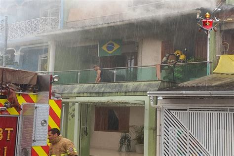 Casa Pega Fogo Após Ser Atingida Por Raio Veja Fotos Contilnet Notícias