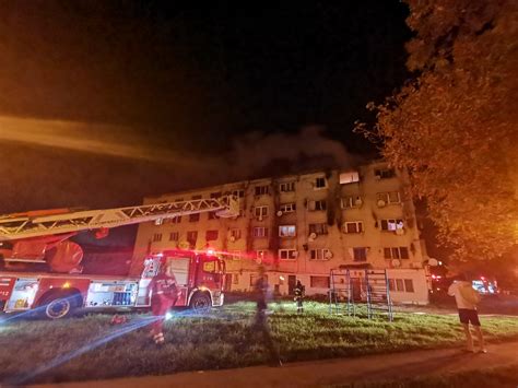 FOTO Incendiu puternic într un bloc din județul Hunedoara Zece