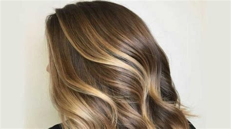 Get a Stunning Makeover with Golden Blonde Highlights on Your Short ...