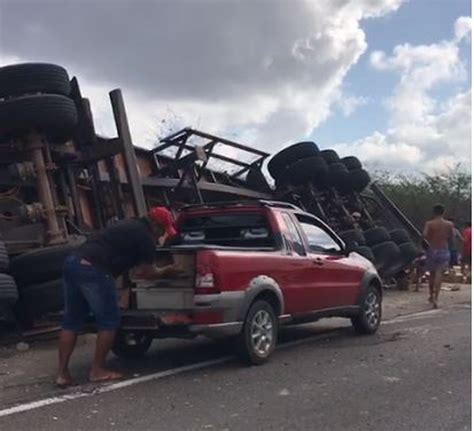 Carreta tomba e carga de biscoito é saqueada na BR 222 no Ceará