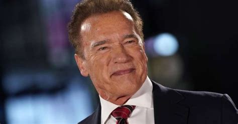 Arnold Schwarzenegger pede para Putin encerrar guerra na Ucrânia