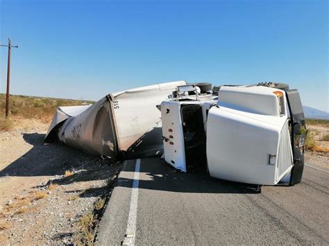 Tráiler vuelca en la carretera estatal 24