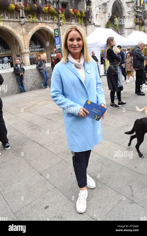 Eva Gruenbauer Moderatorin Muenchen Marienplatz Da Sein Fuer