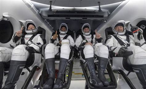 Gli Astronauti Della Nasa Tornano Sulla Terra Nella Capsula Spacex