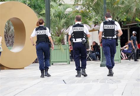 Refus Dobtempérer à Paris Les Policiers Libérés De Garde à Vue Sans