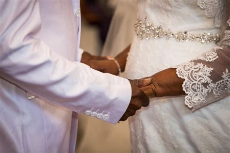 Pares Negros Que Llevan A Cabo Las Manos Durante Boda Foto De Archivo