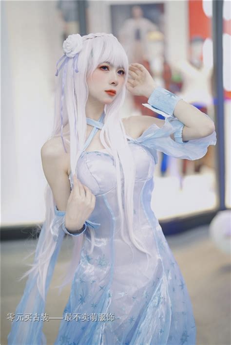 Coser吾王 在最不卖萌网的cosplay作品爱蜜莉雅冰晶礼服场照