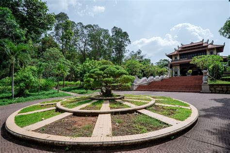 Park near Temple · Free Stock Photo