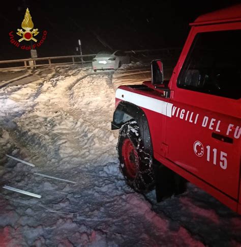 Passo San Marco Auto Impantanata Nella Neve A Bordo Tre Giovani