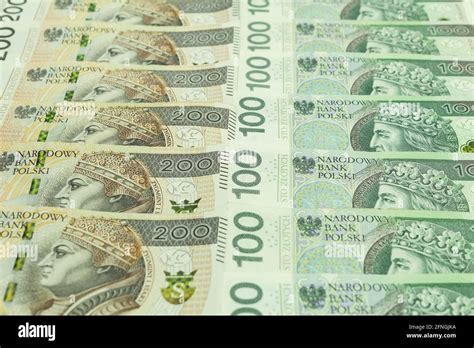 Dinero polaco 100 PLN y 200 PLN Disposición de grandes billetes de