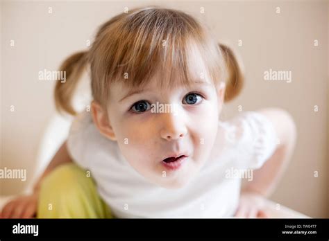 Petite Fille Bouche Ouverte Banque De Photographies Et Dimages à Haute