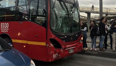 Accidente De Transmilenio Choque Entre Un Transmilenio Y Ambulancia