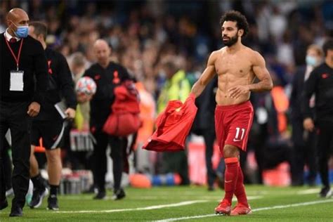 محمد صلاح يهدي قميصه لمشجعة عربية من الكويت Et بالعربي