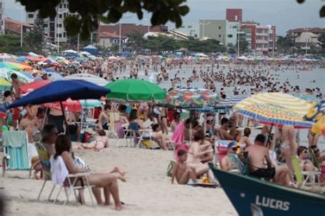 Praias Lotadas No Litoral Norte De Santa Catarina