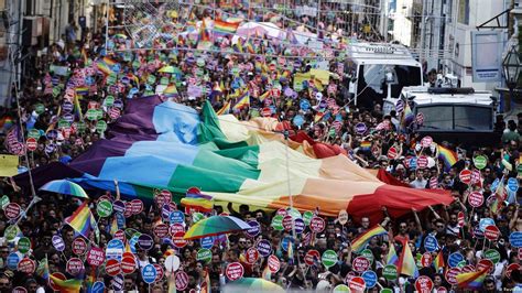 Stanbulda Lgbt Onur Haftas Etkinlikleri Beyo Lu Ve Kad K Y