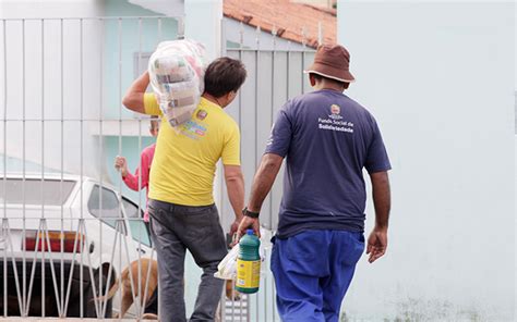 Entrega de cestas básicas para famílias alunos na rede municipal já