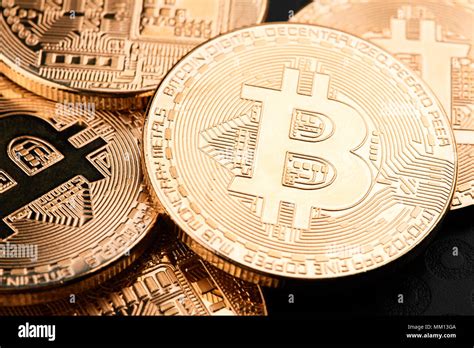 Bitcoins Y Dinero Virtual Moneda De Oro Bitcoin Concepto