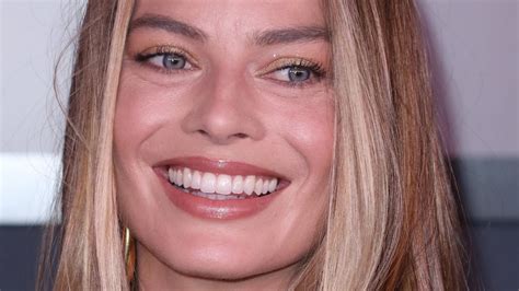 Margot Robbie 32 ans en robe découpée ultra sexy elle dévoile son