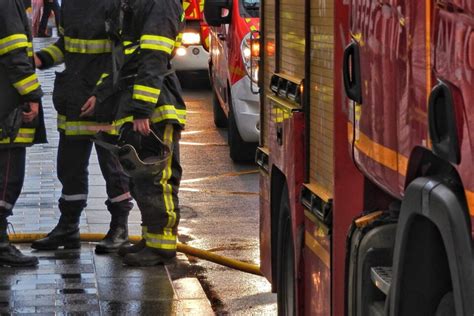 Les Images Du Violent Incendie Qui A Ravagé Un Immeuble Cette Nuit à