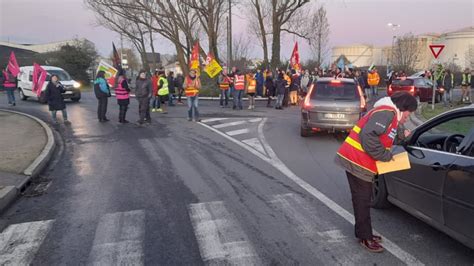 Cheminots Dans La Rue Et Barrage Filtrant Ce Lundi à Saint Pierre Des Corps