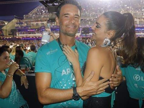 Rodrigo Santoro dá beijão na esposa Mel Fronckowiak na Sapucaí