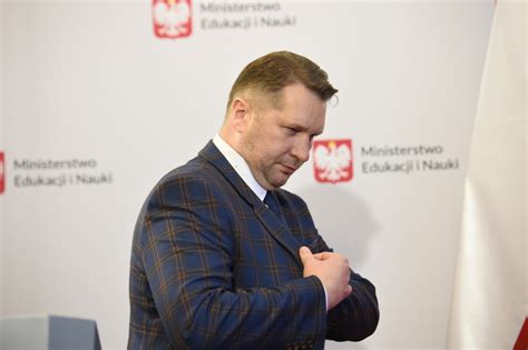 Minister edukacji wycofuje się z kontrowersyjnego pomysłu zmian w