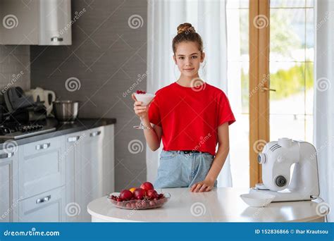 Adolescencia Joven Bonita Que Bebe Un Smoothie De La Fruta En La Cocina